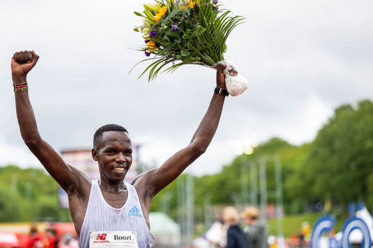 Amos Kipruto, Kenya, jublar