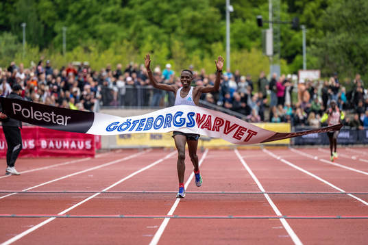 Amos Kipruto, Kenya, jublar