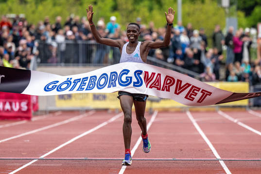 Amos Kipruto, Kenya, jublar