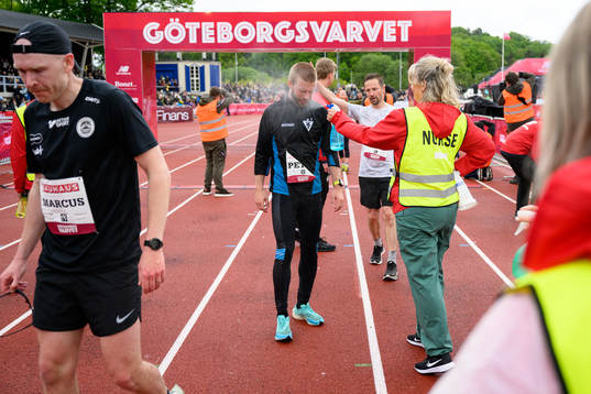 En löpare får vatten sprutat i ansiktet