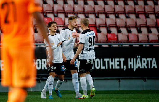 Örebros Vincent Thill jublar med Erik Björndahl  och
