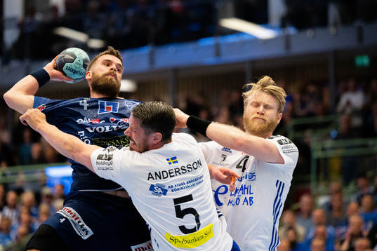 Skövdes Bjarni Valdimarsson i en kamp mot Ystad IFs Kim