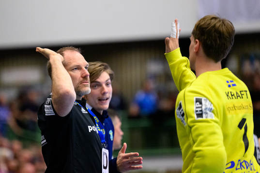 Ystad IFs målvaktstränare Mattias Andersson jublar