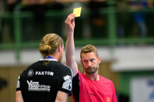 Ystad IFs tränare Oscar Carlén får gult kort