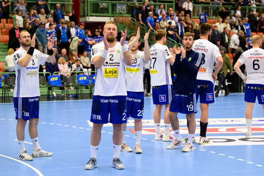 Ystad IFs Anton Månsson tackar publiken