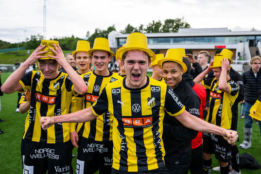 Häckens Charlie Axhede jublar