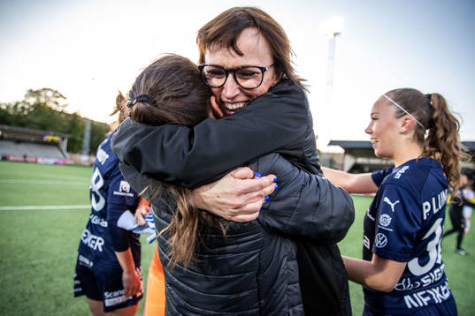 Rosengårds klubbchef Jenny Damgaard jublar