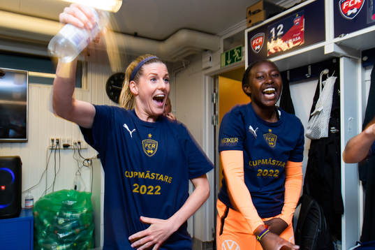 Rosengårds Olivia Schough och målvakt Angel Mukasa jublar