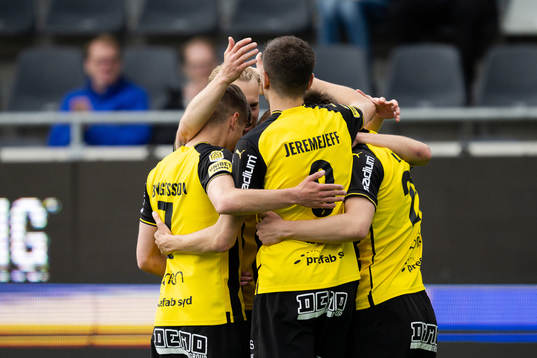 Häckens spelare jublar med Oscar Uddenäs