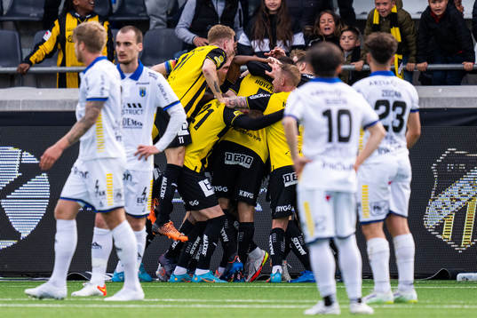 Häckens Even Hovland jublar med lagkamrater