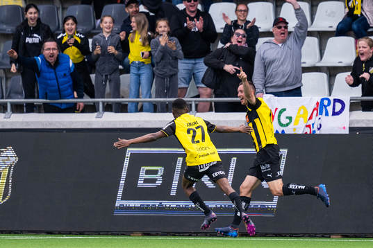 Häckens Even Hovland jublar med lagkamrater