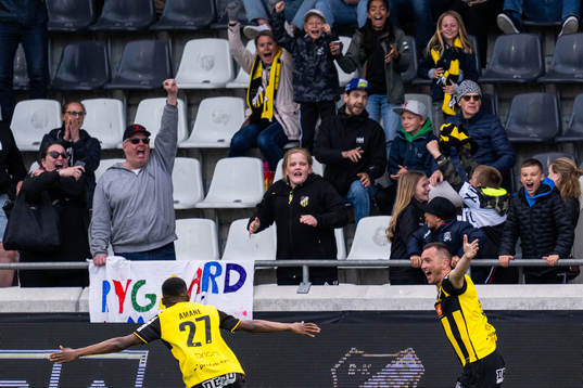 Häckens Even Hovland jublar med lagkamrater