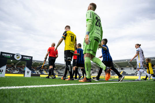 Häckens Samuel Gustafson och målvakt Peter Abrahamsson