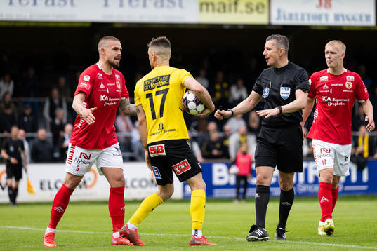 Kalmars Douglas Bergqvist och Mjällbys Carlos Moros Gracia