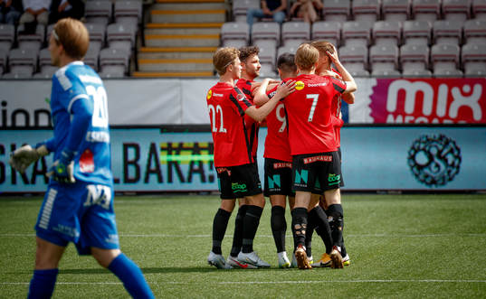 Brommapojkarnas Samuel Leach Holm jublar