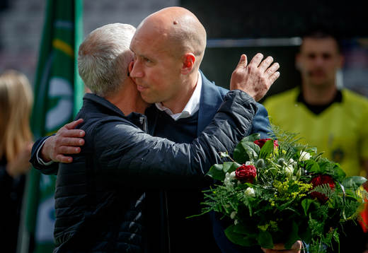 Örebros VD Simon Åström tackas av ordförande Kent