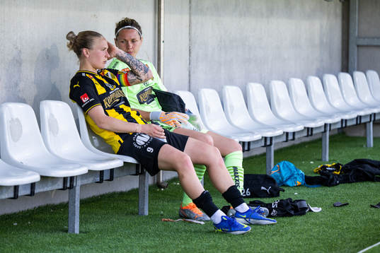 Häckens Filippa Curmark och målvakt Jennifer Falk deppar