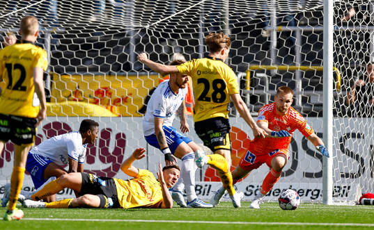Räddning av IFK Norrköpings målvakt Oscar Jansson