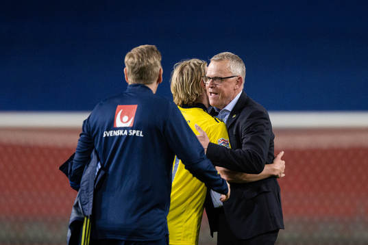 Emil Forsberg and head coach Janne Andersson of Sweden