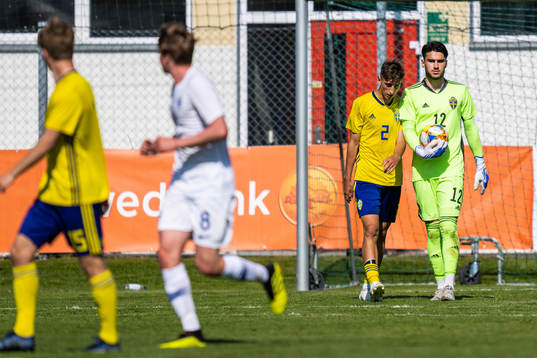 Sveriges Jonas Rohui och målvakt Daniel Henareh