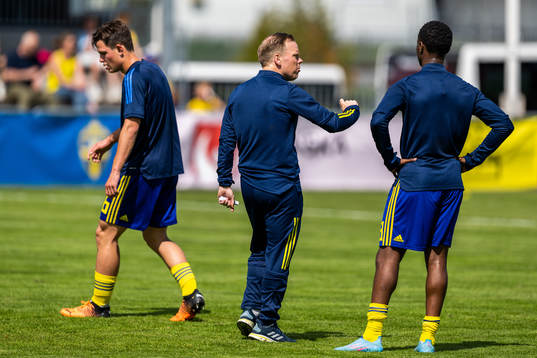 Sveriges förbundskapten Viktor Eriksson och Richie Omorowa