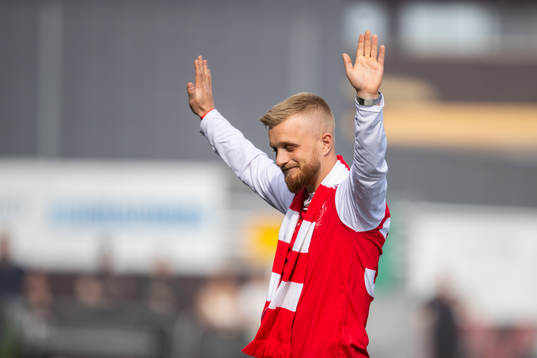 Tidigare Sandvikenspelaren Marcus Hägg tackades av