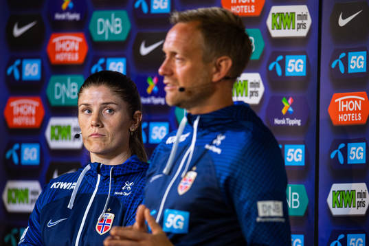 Maren Mjelde and Martin Sjögren, head coach of the