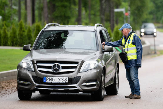 En parkvakt tar betalt för parkering