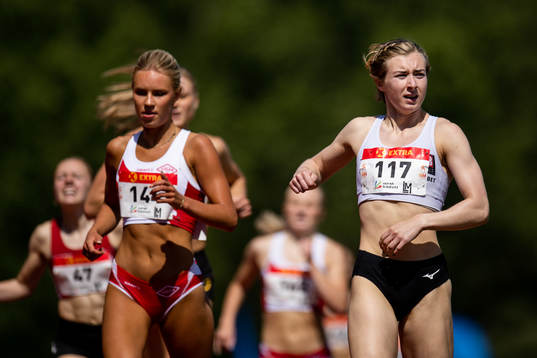 Pernille Karlsen Antonsen and Malin Ingeborg Nyfors compete