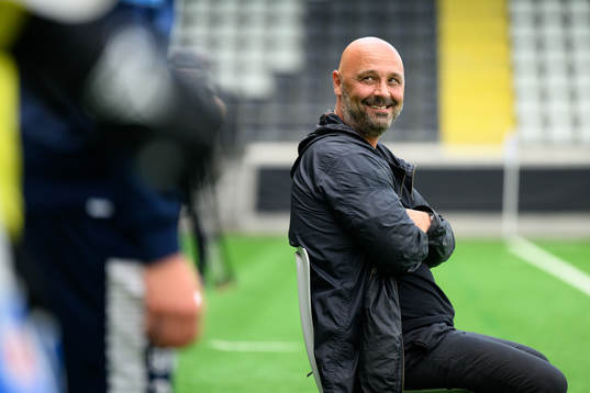 Utsiktens tränare Bosko Orovic innan fotbollsmatchen i