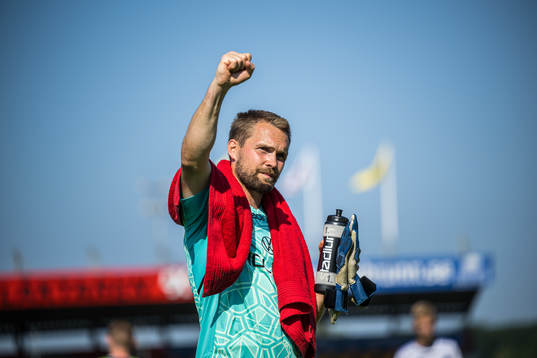 IFK Norrköpings målvakt Oscar Jansson tackar supportrarna