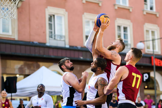 Deltagare som deltar i 3x3 basket