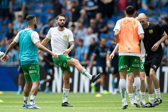 Hammarbys Nahir Besara värmer upp