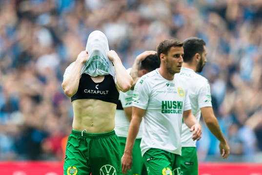 Hammarbys Gustav Ludwigson deppar med tröjan över huvudet