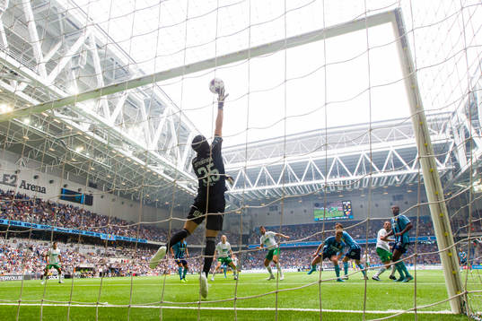 Djurgårdens målvakt Jacob Widell Zetterström med en