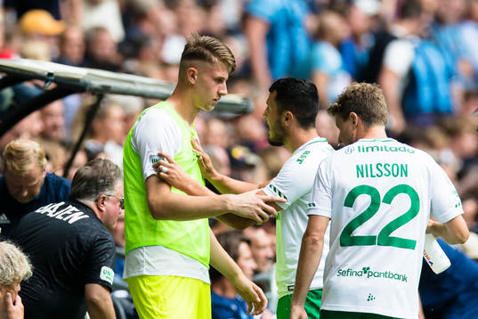 Hammarbys Astrit Selmani samtalar med målvakt Sebastian