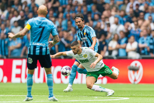 Hammarbys Edvin Kurtulus i kamp om bollen med Djurgårdens