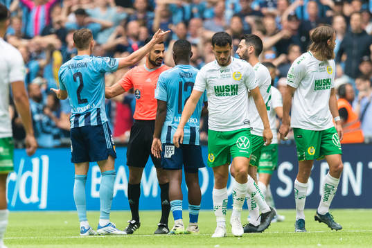 Spelare diskuterar med domare Mohammed Al-Hakim