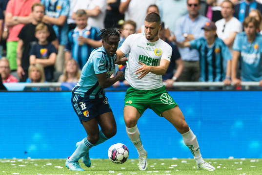 Djurgårdens Joel Asoro i kamp om bollen med Hammarbys