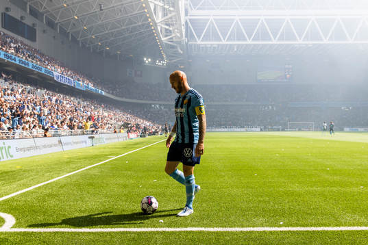 Djurgårdens Magnus Eriksson på väg att slå en hörna