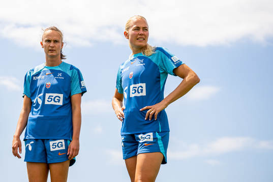 Caroline Graham Hansen and Guro Bergsvand of the Norwegian