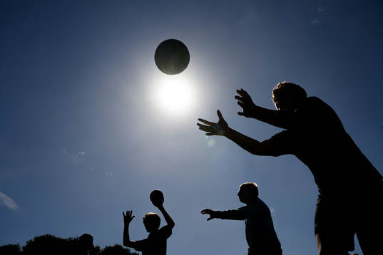 Siluett av handbollsspelare