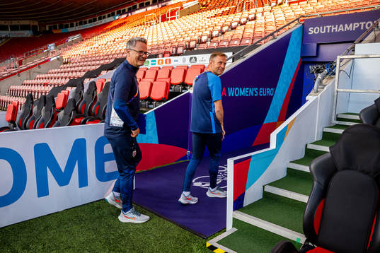 Press officer Halvor Lea and head coach Martin Sjögren of