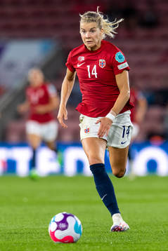 Bläddra bland fler bilder av Ada Hegerberg