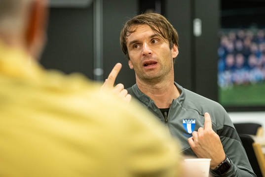 Tränare Milos Milojevic i samtal med media