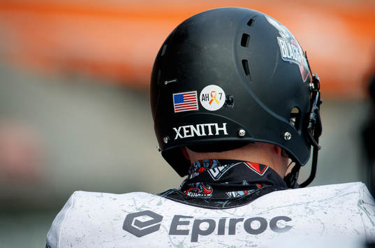 Örebro Black Knights hjälm med USA klisermärke på
