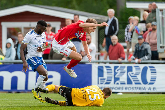 IFK Norrköpings Maic Sema oroar framför Gustav Granath