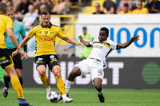 Elfsborgs Simon Olsson och AIKs Erick Otieno Ouma