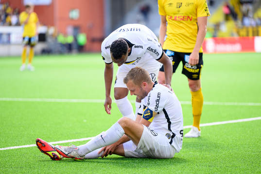 AIKs Sebastian Larsson tar sig för knät