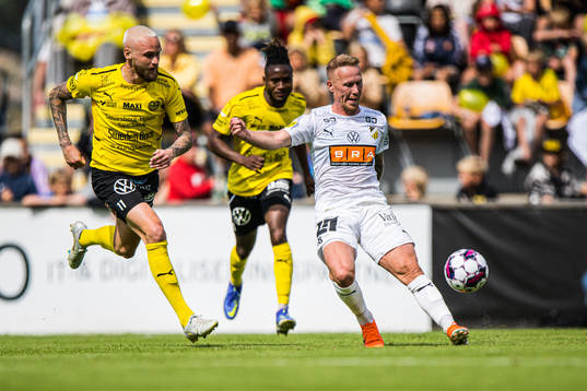 Häckens Mikkel Rygaard Jensen och Mjällbys Adam Ståhl